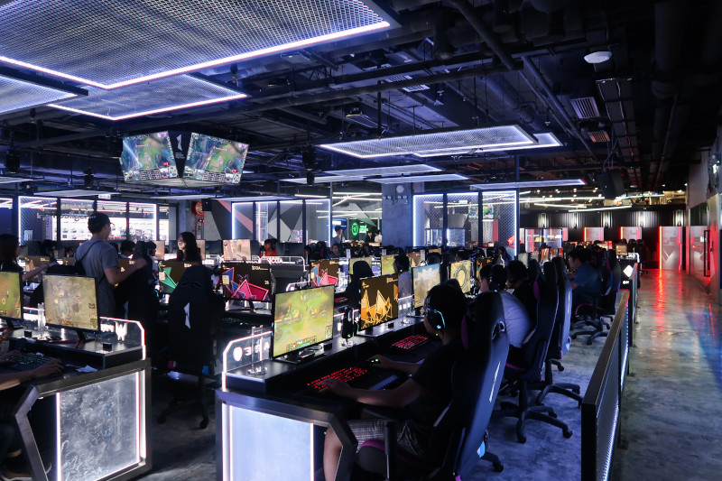 E-Sports Betting in India - Computer games being played indoors