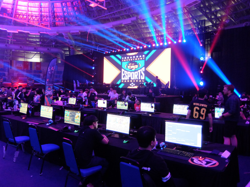 E-Sports Betting India - Large stadium with many players on computers